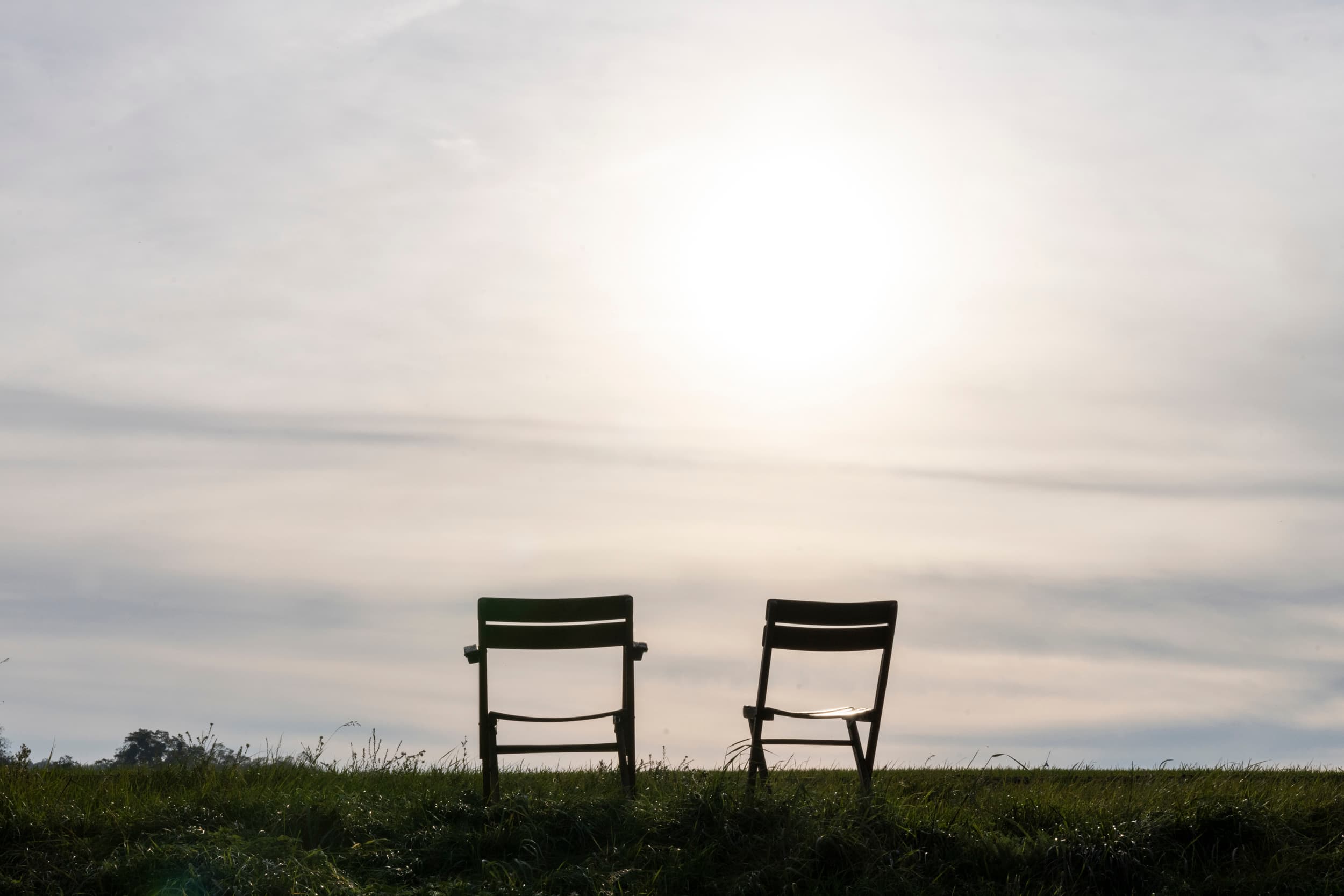 Stuhlgruppe in hellem Raum